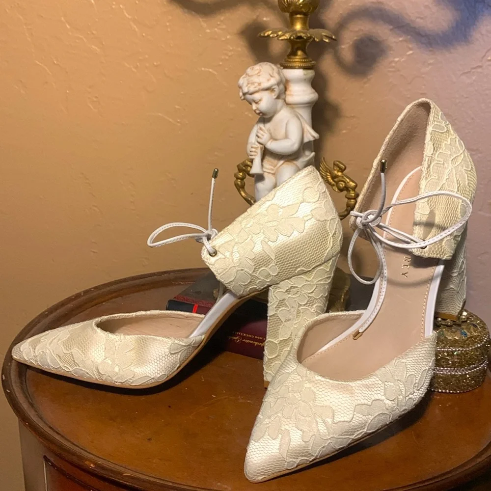 Shoes of Prey White Lace Heels.  Sz 8
